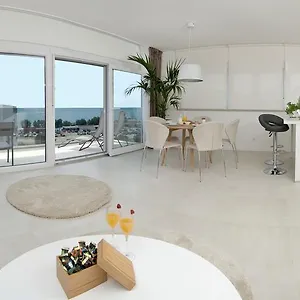  Apartment Deja Views